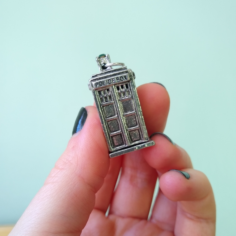Doctor Who TARDIS silver pendant